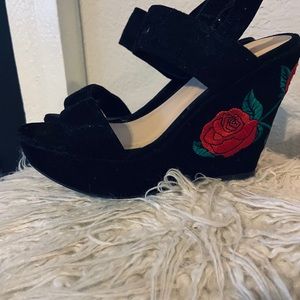 Rose embroidered wedges. Women’s 5.5